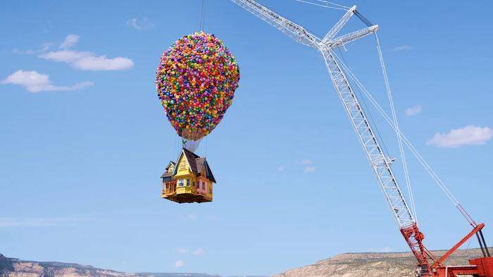 Die Nachbildung des Hauses aus „Oben“ wird von einem Kran in der Luft gehalten und schwebt über New Mexico
