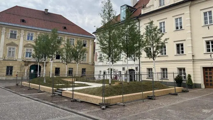 Ein kleiner Park in einer Innenstadt.
