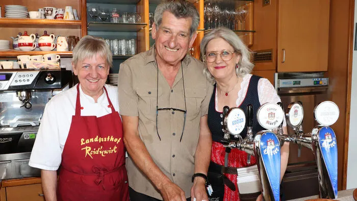 Freuten sich wieder über eine großen Erfolg beim 7. Kulinarisches Festival „Gulasch am Berg“: Irmgard und Karl Liebetegger sowie Tochter Melanie Stiff.