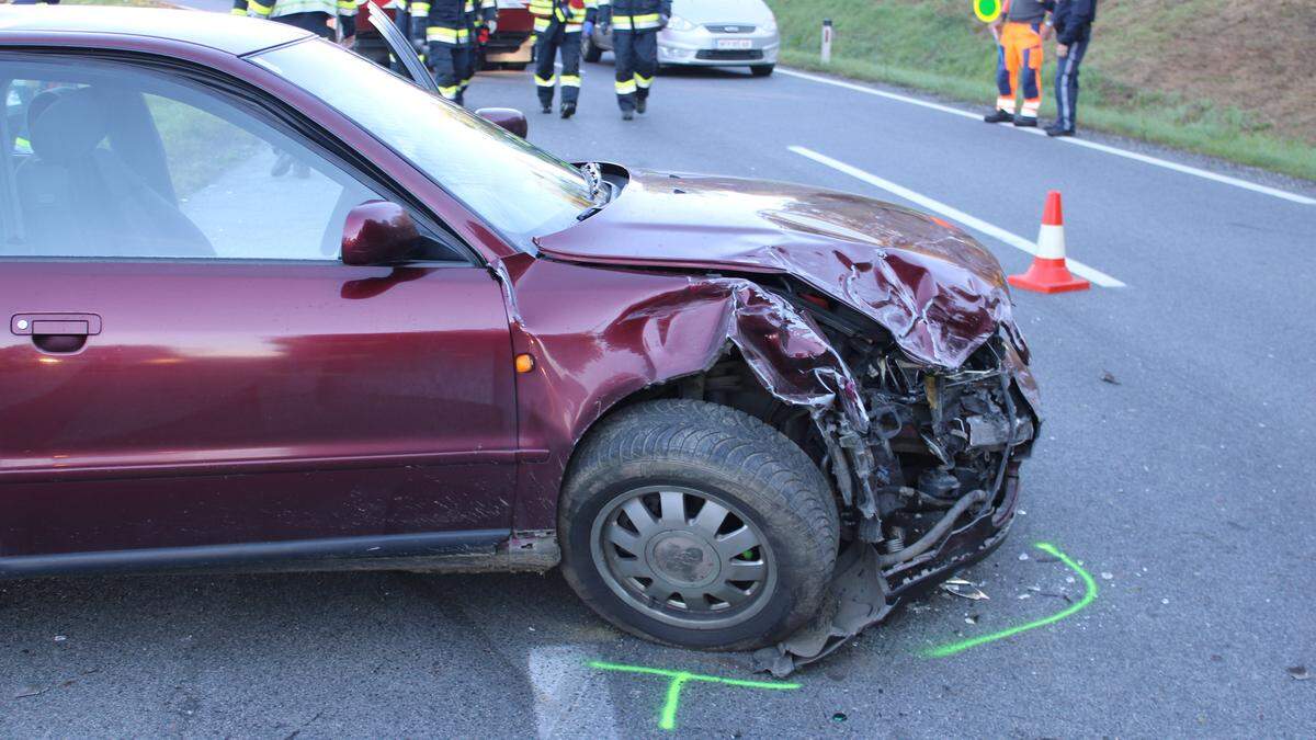 Zwei Autos kollidierten in einem Kreuzungsbereich nahe Dienersdorf