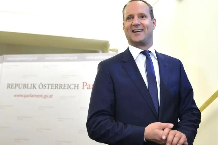 Die NEOS wollen es offenbar eher stachelig angehen. Sie trugen zwar keine Blumen, hatten aber auf ihre Pulte Kakteen mit pinker Blüte gestellt. Völlig schmuckbefreit präsentierte sich der Klub der Liste Pilz, die übrigens die einzige neue Fraktion in dieser Gesetzgebungsperiode ist.