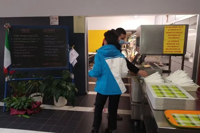Auch die sehr beliebte Mensa in Tolmezzo hat seit Montag  wieder für alle Gäste geöffnet. Wähend der orangen Zone durften nur Bedienstete von Vertragsfirmen eintreten um zur Mittagszeit günstig gut zu essen. Bitte klicken Sie zum nächsten Foto . . . 