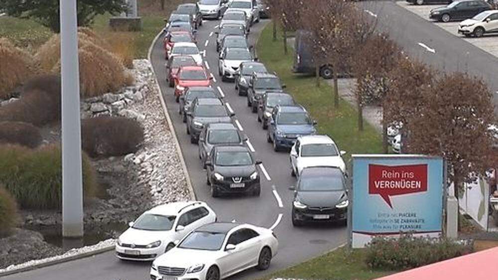 Langer Stau bei der Zufahrt zum Atrio in Villach 