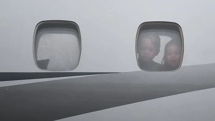Prinzessin Charlotte (2) und Prinz George (3) blicken neugierig aus dem Bordfenster. Die beiden sind mit Mama Herzogin Kate und Papa Prinz William zur zweiten gemeinsamen und offiziellen Auslandsreise nach Polen und Deutschland aufgebrochen.