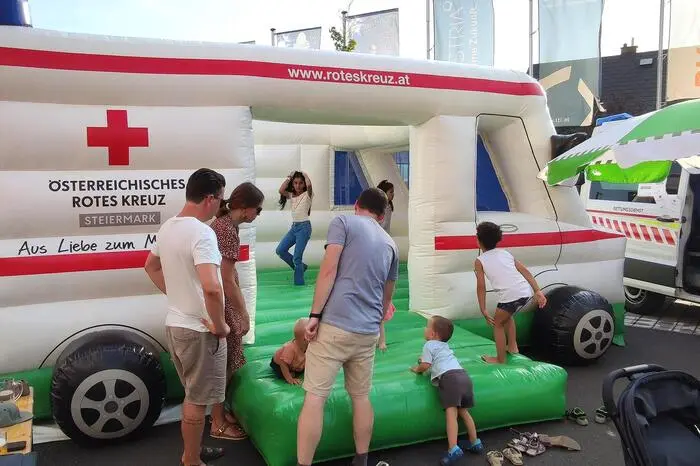 Die Kleinsten unterhielt eine Hüpfburg, beim Kinderschminken war viel los und bei einem Schätzspiel wurden Preise verlost.