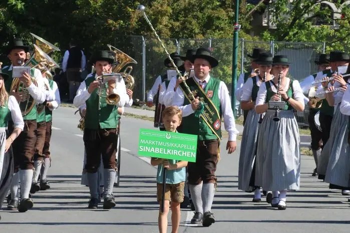  „Uns gibt es seit 160 Jahren und ich bin seit 20 dabei. Das Beste ist immer unsere Bezirksmusiktreffen“, erzählte er, „dabei können wir immer unser Können als Verein präsentieren und den Zusammenhalt aus der Gemeinde zeigen", so der Obmann.