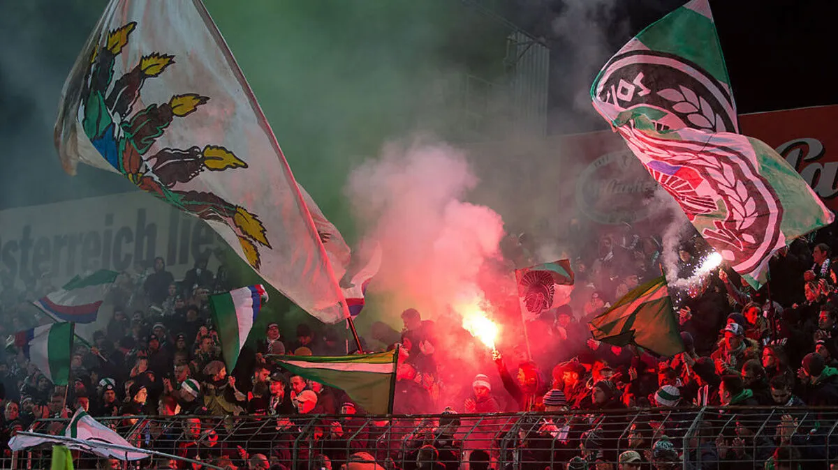 Eigentlich sollen sich die Polizisten um die Problem-Fans des SK Rapid kümmern