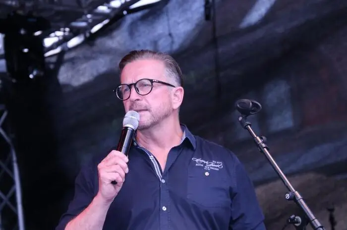 „Kult und Rock ’n’ Roll zugleich“, freute sich Bürgermeister Helmut Linhart bei der Begrüßung. 
