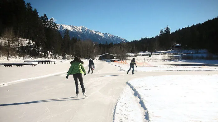 Der Eislaufspaß auf dem Tristacher See kann losgehen