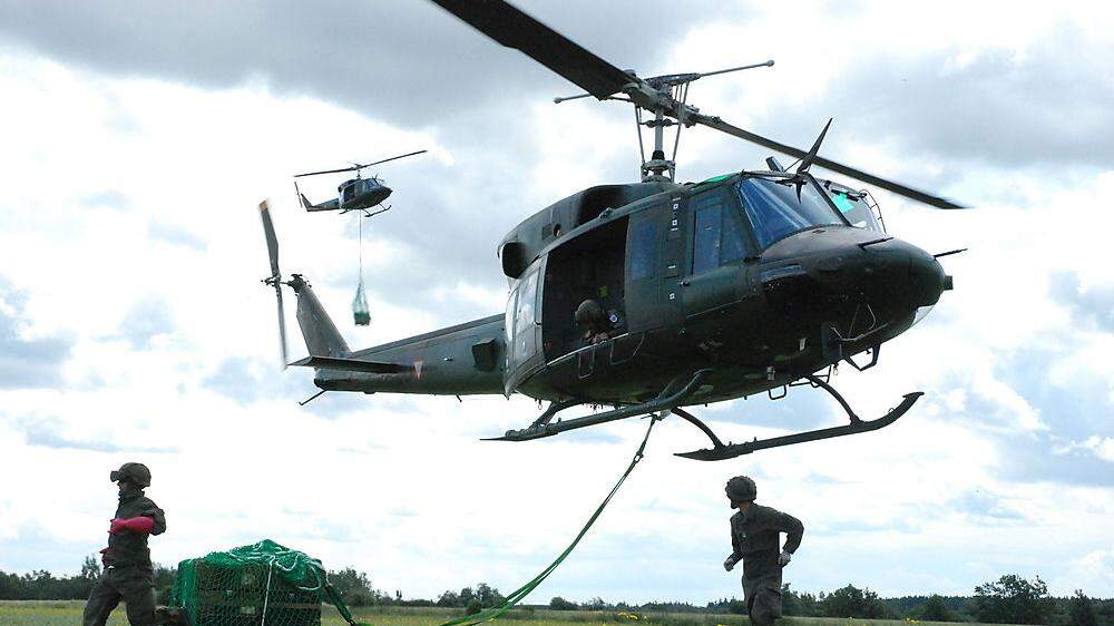 Übung mit Hubschrauber AB212 