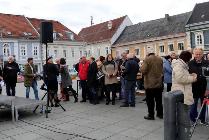 Viele Schaulustige sind zur Zeremonie gekommen.
