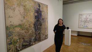 Kuratorin Tanja Prušnik vor Werken von Valentin Oman und Hans Staudacher in der Stadtgalerie