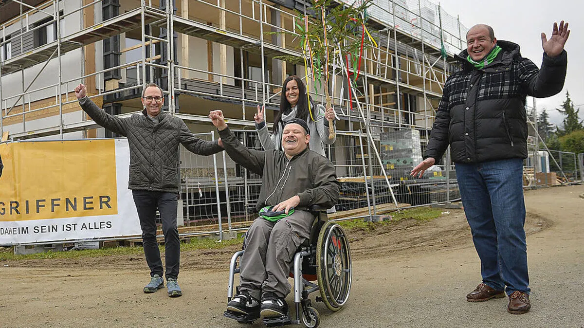 Michael Pletschko (Griffner Leitung Einkauf und Projektmanagement), Sabine Töfferl (Lebenshilfe Kärnten), Markus Orischnig (zukünftiger Bewohner), Anton Henckel-Donnersmarck (Präsident Lebenshilfe Kärnten; von links) 