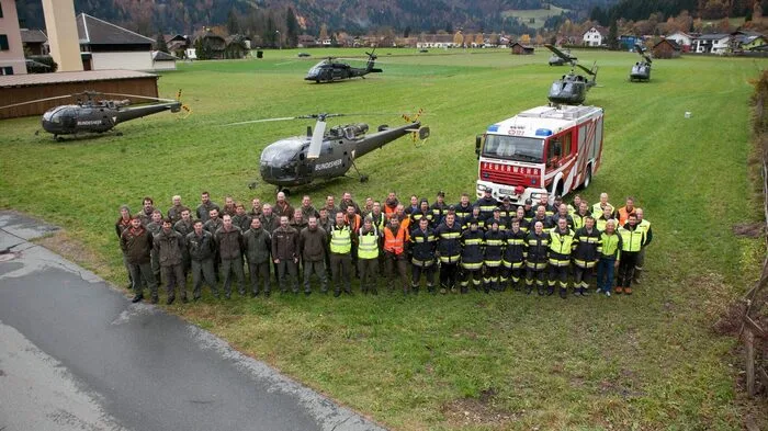 Im Gailtal arbeiteten beim Dammbau Soldaten des Österreichischen Bundesheeres und Feuerwehrleute zusammen. Herzlichen Dank den vielen Helfern!