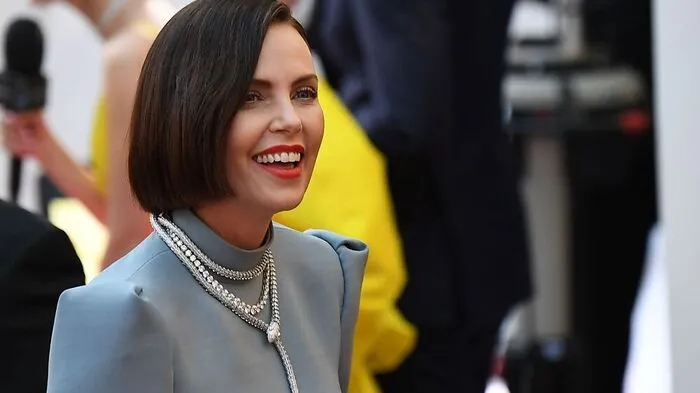 Überraschte mit völlig neuem Look: Charlize Theron tauschte ihre lange Mähne gegen einen Kurzhaarschnitt ...