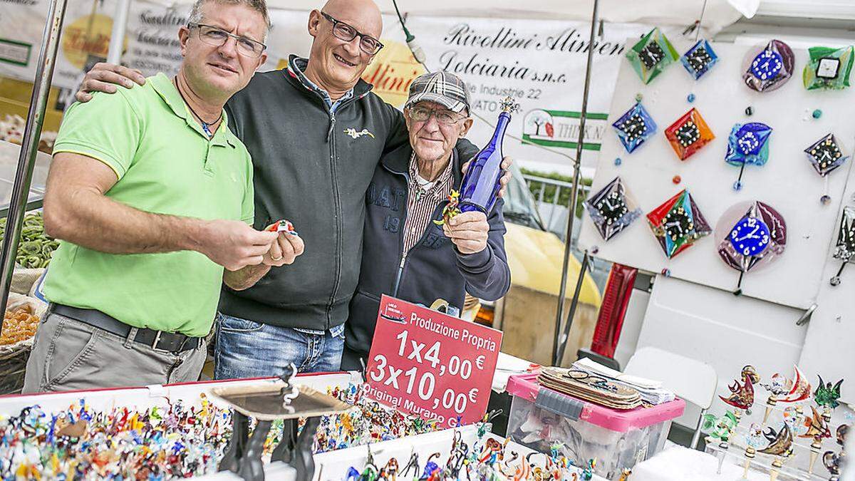 Bunt und gläsern geht es auf dem Stand von Francesco Sottovia zu (links). Die Ware kommt aus der Glasbläserei in Murano