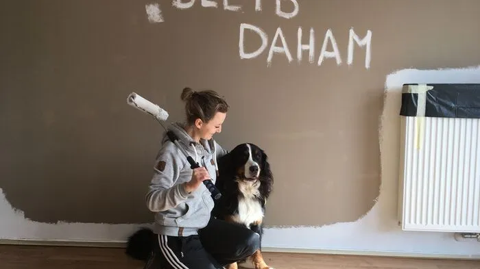 Victoria Tschreppl bleibt daheim: "Es gibt doch immer etwas zu tun. Mein Hund Lilo hilft mir dabei."
