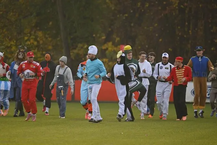 Der 1. FC Köln trainierte am 11.11. in kreativen Kostümen