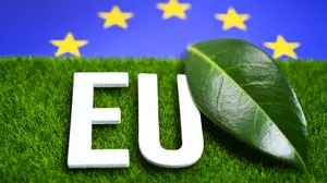 EU-Schriftzug mit Blatt, Symbolfoto für die Klimaziele in der EU *** EU lettering with leaf, symbolic photo for the climate targets in the EU