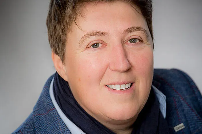 Petra Prattes, Bereichsleiterin Betreuung und Pflege, Caritas Steiermark: So viel Selbstbestimmung wie möglich, so viel Unterstützung wie notwendig – das ist der Kern des Caritas Pflege-Leitbildes. Im Fall von Krankheit, Alter oder Behinderung kommen Betroffene und deren Angehörige bald an ihre Grenzen. Die mobilen Pflege- und Betreuungsdienste ermöglichen fachgerechte Betreuung und Pflege älterer Menschen und Beratung und Entlastung für deren Angehörigen. Ergänzend bietet die Caritas Mobile Freizeitassistenz für SeniorInnen, die Unterstützung bei der Freizeitgestaltung brauchen, sowie die Altenhilfe an. Die Altenhilfe sichert die Betreuung alter Menschen über maximal acht Wochen zum Beispiel bei Ausfall des pflegenden Angehörigen. Egal, welches unserer Angebote Sie nutzen: Für uns steht an erster Stelle, dass Sie sich wohlfühlen!“