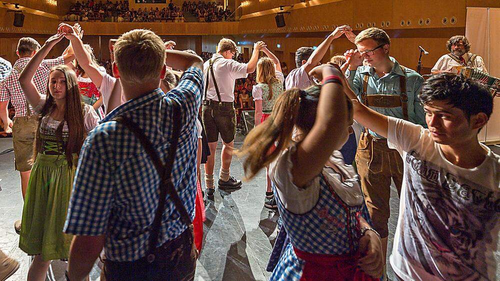 Die Kaindorfer Schüler tanzten gemeinsam mit Flüchtlingen einen Volkstanz