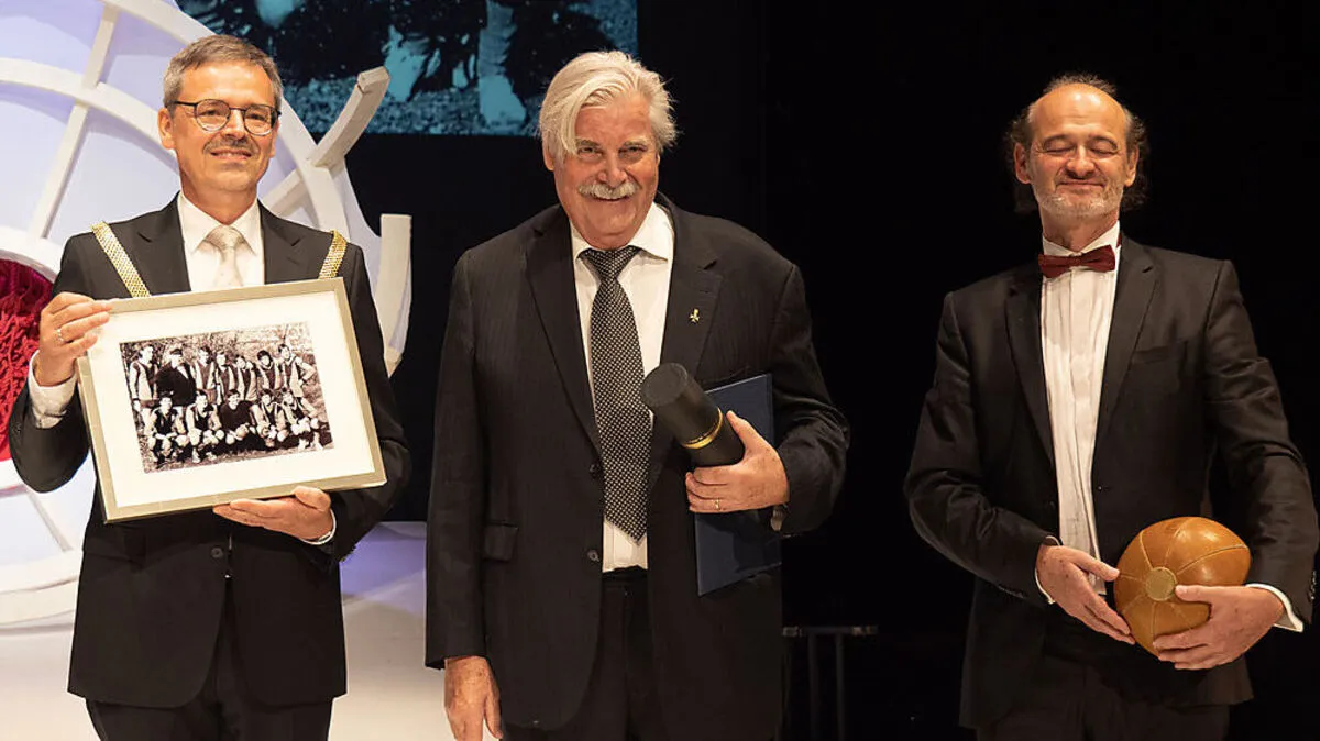 Dr. h.c. Peter Simonischek (Mitte) mit KUG-Rektor Georg Schulz und Senatspräsident Wolfgang Hattinger