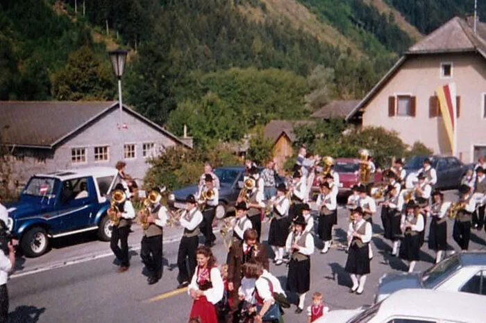 1982 war auch die Trachtenkapelle vertreten.