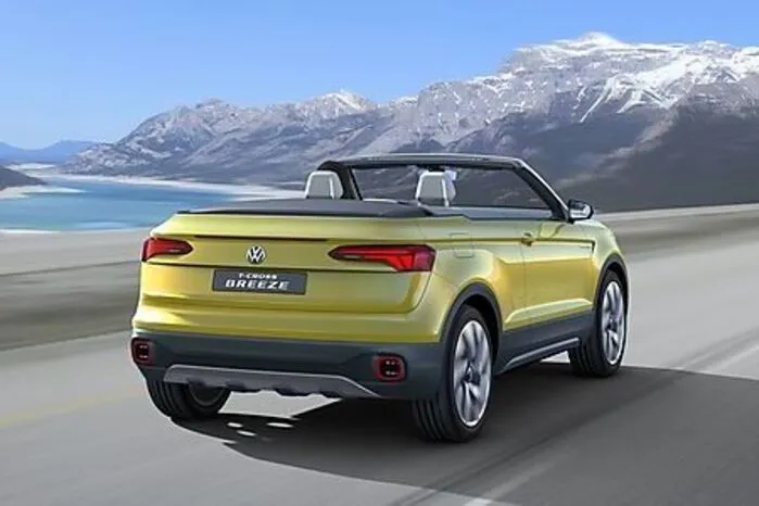 Der Heckbereich des SUV-Cabrios wird indes durch die extrem breite Kofferraumhaube mit den darin integrierten LED-Rückleuchten dominiert. Hinter der Haube erschließt sich ein sehr gut beladbarer Kofferraum mit einem Volumen von nahezu 300 Litern.