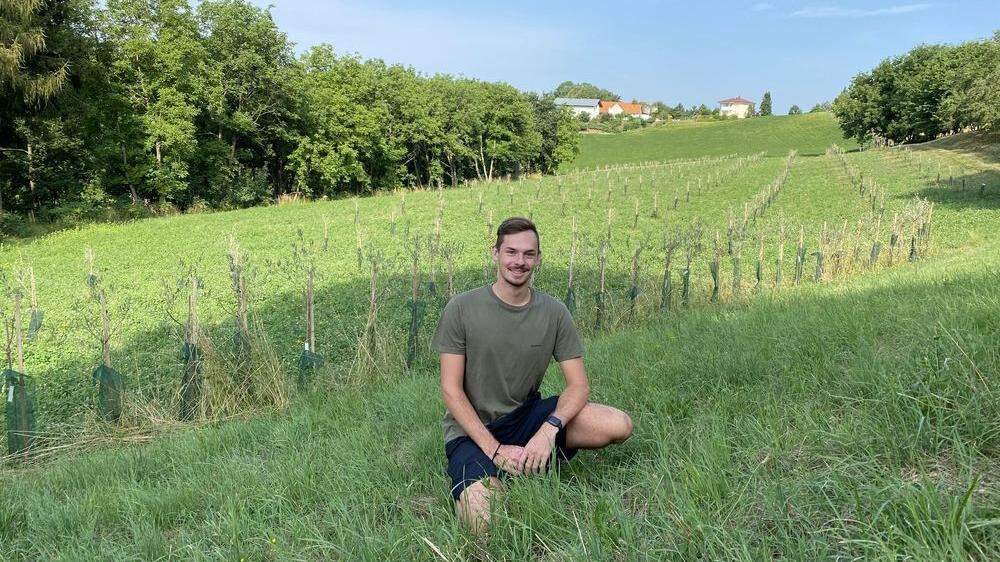 Lukas Weber vor seinem Olivenhain in Kirchberg an der Raab
