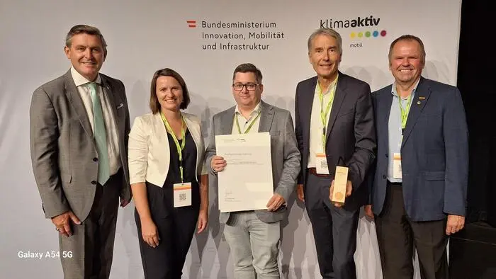Infrastrukturminister Peter Hanke überreichte die Auszeichnung an Stadtamtsdirektorin Carina Kreiner, den Leiter für den Bereich „Kommunale Betriebe“ Alexander Streit, Bürgermeister Johann Winkelmaier und Gemeinderat Walter Jansel (v.l.)