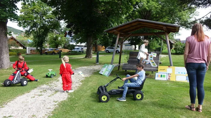 Rund um die Minigolfanlage Fischbach gibt es viel Platz zum Ausruhen, aber auch zum Herumtoben.