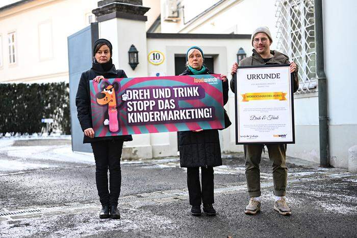 "Unsere Forderung ist, dass 'Dreh & Trink' die Comic-Tiere auf der Verpackung entfernt und das an Kinder gerichtete Marketing einstellt", sagten die beiden Foodwatch-Repräsentantinnen bei der Übergabe des Schmähpreises an die Firma Klosterquell Hofer Vertriebs GmbH