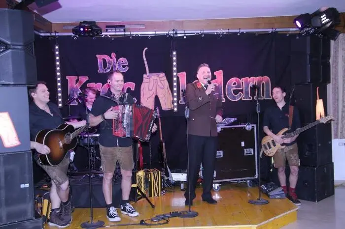 Für Musik und beste Stimmung bis in die frühen Morgenstunden sorgten die „Krochledern“. 