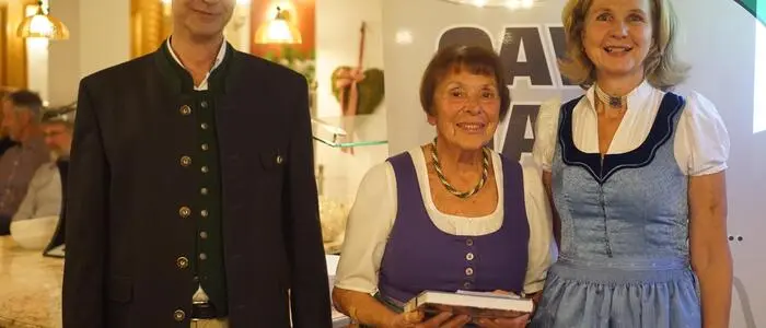 Die geehrte Sieglinde Gruber (Mitte) mit den beiden AV-Vorsitzenden Helmut Knauß und Gabi Wohlfahrter