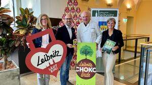 Von links: Barbara Draxler von &quot;Leibnitz lädt ein!&quot;, Michael Schumacher, Bürgermeister von Leibnitz, Chocolatier Josef Zotter und Astrid Holler, Stadtentwicklung Leibnitz