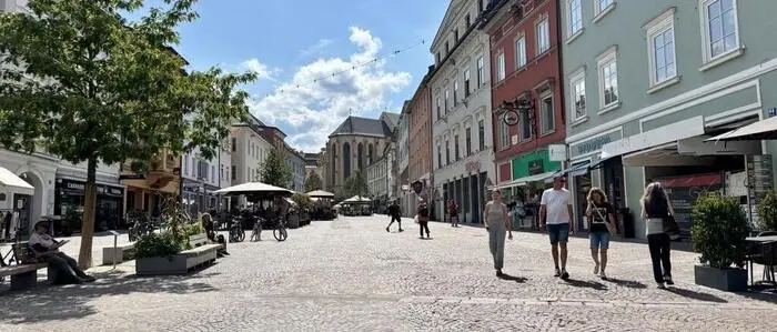 Der Villacher Hauptplatz an einem sonnigen Tag