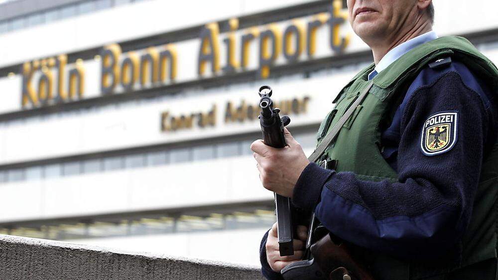 Die Polizei sichert den Flughafen (Archivfoto)