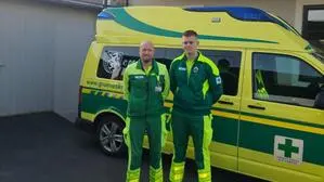 Vater Markus (l.) und Sohn Julian Wagenhofer-Gutruf leisten in Gleinstätten gemeinsam Dienst beim Grünen Kreuz