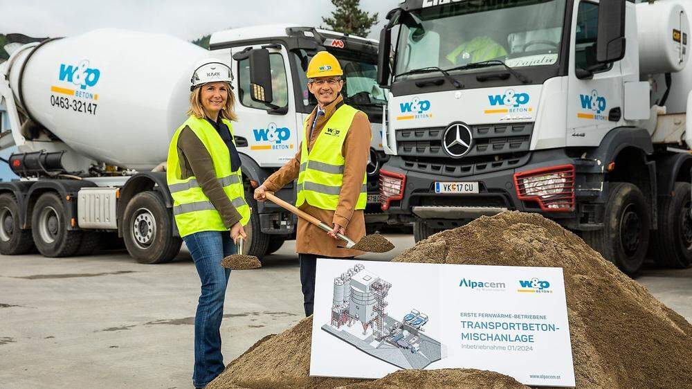 w&p-Geschäftsführer Anita Ebenwaldner-Abuja und Lutz Weber beim Spatenstich für die neue Betonmischanlage in Klagenfurt
