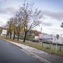 Im Nordosten des Flughafens, nahe der Autobahnabfahrt, sollen ein Hangar, ein Hotel und ein Supermarkt entstehen