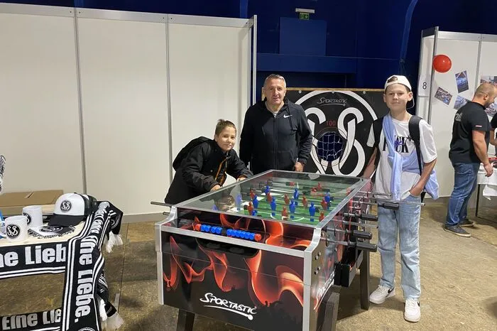 SVS-Nachwuchschef Suvad Rovcanin spendierte ein paar Runden am Tischfußballtisch