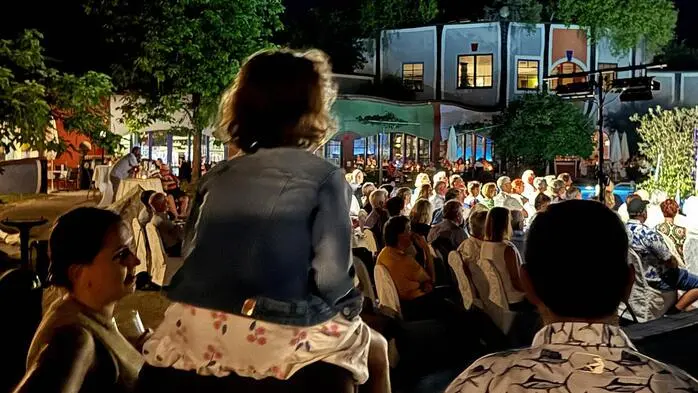 Zahlreiche Gäste und Rogner Bad-Direktorin Melanie Franke nutzten die laue Sommernacht, um den Klängen von Hannelore Ramminger (Violine), Bernd Kohlhofer (Akkordeon) und Robert Ederer (Tuba) zu lauschen.
