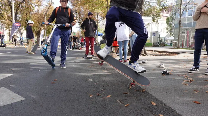 Auch Skateboards und Scooter gehören zur sanften Mobillität. Beim Stand von Moreboards kann man sich an ihnen ausprobieren.