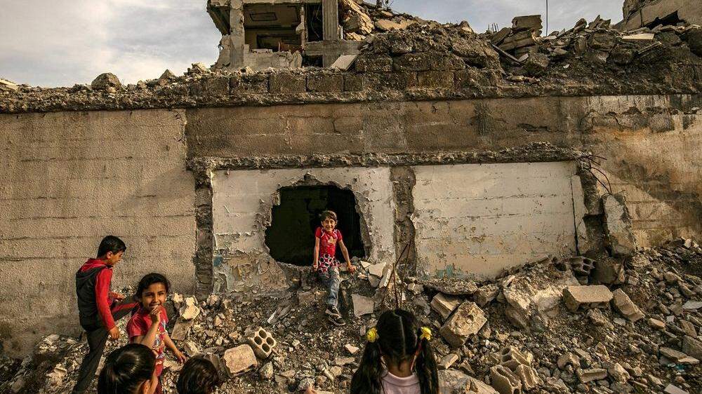 Kinder in den Trümmern von Rakka, der ehemaligen Hochburg des IS.
