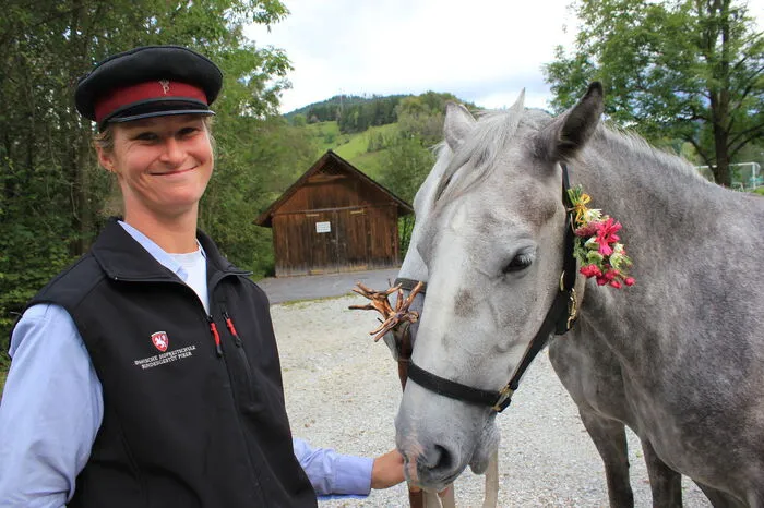 Beim Almabtrieb durfte natürlich auch Leitstute Almerina, das Patenfohlen der Kleinen Zeitung, nicht fehlen. Gemeinsam mit Gerrit Korthals und Stute Pompea führte sie den Almabtrieb an.
