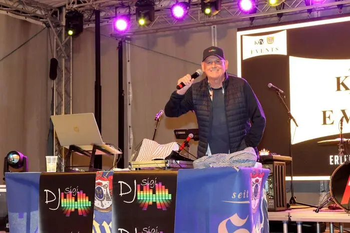 Obwohl DJ Sigi im Vorprogramm versuchte, die Regenwolken mit seinen coolen Hits zu vertreiben - vergebens.