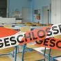 Schule, geschlossen, Schulschließung, Ausfall, Lehrermangel, Ausgangssperre, Sanierung, Unterricht, Gymnasium, Uni, Virus, baufällig, Schulschliessung, Quarantäne, Corona, Coronavirus, kaputt, schulfrei, Schulschließungen, Epidemie, Covid 19, abgesperrt, Schulschliessungen, Schild, Wort, Schulsanierung, Asbest, symbolisch, Symbolbild, Pandemie, Krise, Warnung, Absperrband, Flatterband, Corona-Virus, Hinweis, Info, Absperrung, Absperrband, Warnschild, Deutschland, Gefahr, Covid-19, Coronakrise, Risiko, Covid, Krankheit, Prävention, Text, Symbol, Hintergrund