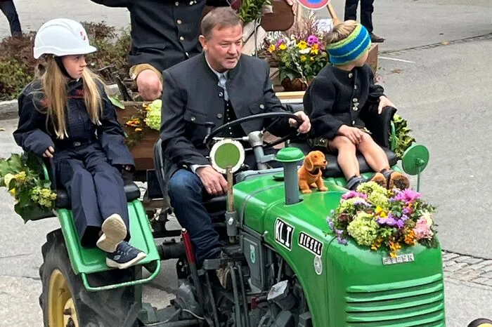 Zu sehen waren: Die Erntedankkrone, Milchbäuerinnen und Milchbauern Aflenz, die Wärmeliefergemeinschaft Aflenz, die Volksschule Aflenz, das Gasthaus Pierergut, die Schuhplattlergruppe Burning Shoes, die Feuerwehr, Bergrettung, der WSC Aflenz, der Bienenzuchtverein, die Jägerschaft, das Netzwerk Meilenstein, die Cafe Konditorei Moser Fink, Landjugend Aflenz, Naturerlebnis Bürgeralm, Aflenzer Singrunde und den Abschluss des Umzugs bildete der Musikverein Graßnitz unter der Leitung von Obmann Herbert Korndon und Kapellmeister Karl-Heinz Dicker.
