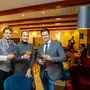 Die Bar Flora im Parkhotel serviert ausschließlich österreichische Drinks: Barchef Denin Obid, Gastgeber Liliya und Philipp Florian 
