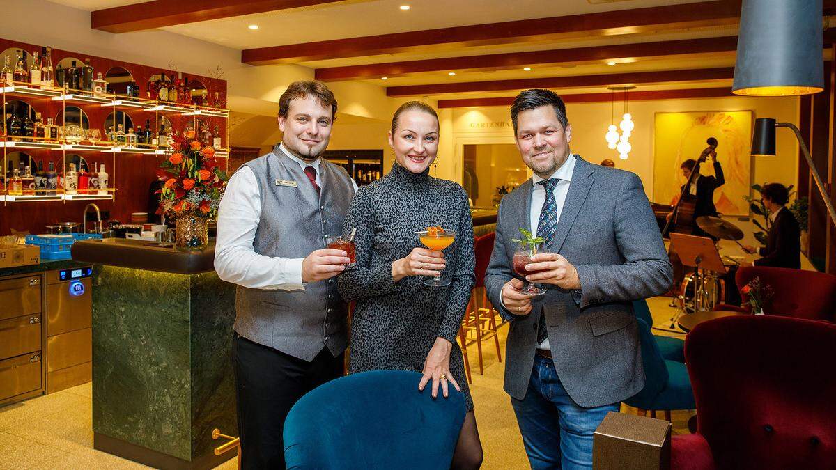 Die Bar Flora im Parkhotel serviert ausschließlich österreichische Drinks: Barchef Denin Obid, Gastgeber Liliya und Philipp Florian 